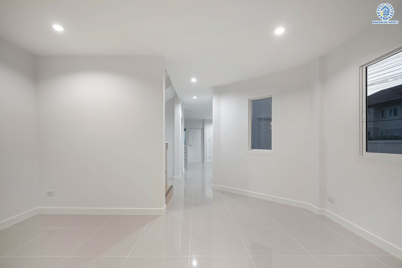 บ้านมือสองตกแต่งใหม่ โครงการ เศรณีลากูน วัดลาดปลาดุก บ้านเดี่ยวหลังมุม ตอบโจทย์ทุกการใช้ชีวิต บนเนื้อที่ 64.9 ตร.ว. พื้นที่ใช้สอยกว่า 186 ตร.ม. ฟังก์ชัน 3 ห้องนอน 3 ห้องน้ำ จอดรถได้ 2 คัน ทำเลเดินทางง่าย สะดวกสบายใกล้ถนนใหญ่ รถไฟฟ้าสายสีม่วง "สถานีคลองบางไผ่" แลจุดขึ้นทางด่วน "กาญจนาภิเษก"